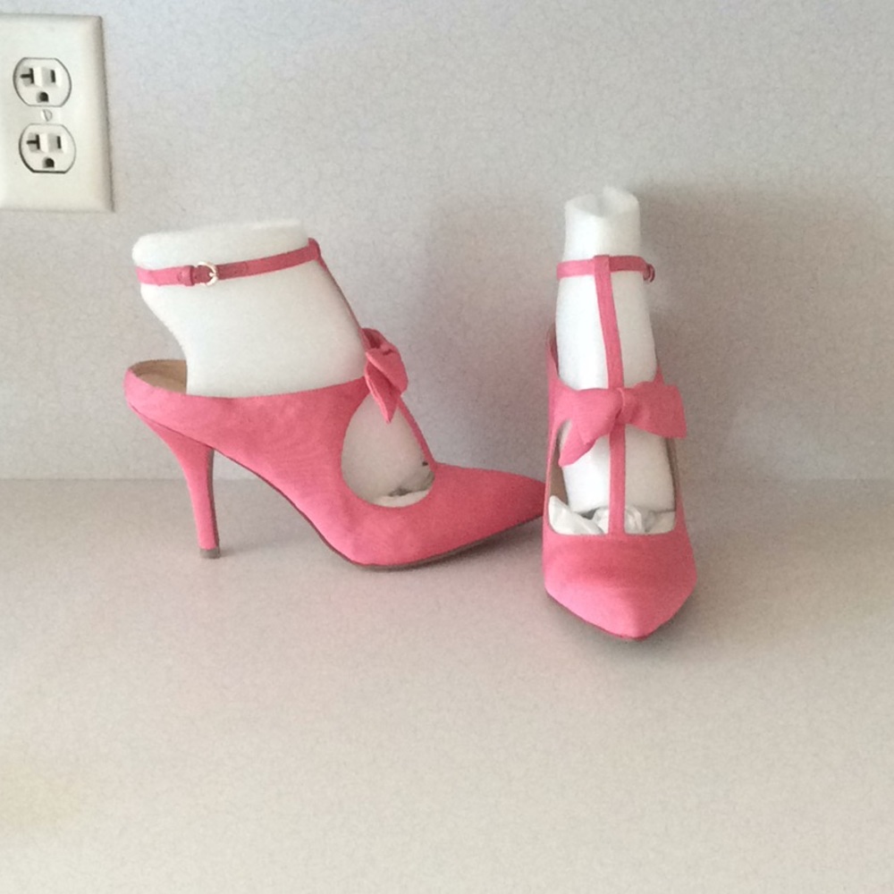 Pumps with bows